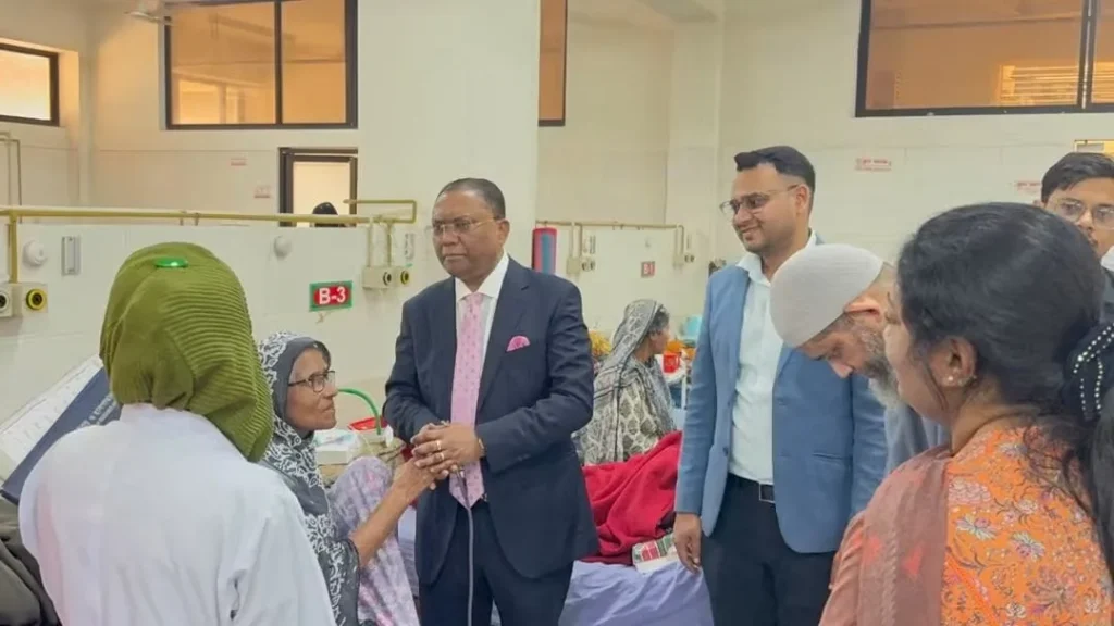 Visiting Delegation Meets Patients on the Ward
